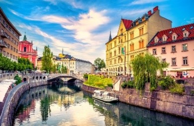 Dòng sông Ljubljanica chảy qua trung tâm Ljubljana, Slovenia